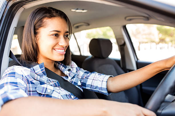 십대 여자아이 미소 카폰에 운전 - driving car teenager safe 뉴스 사진 이미지