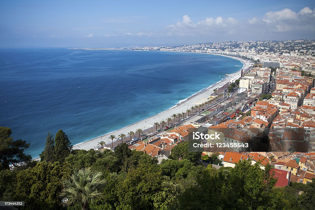 La plage de la Côte d'Azur à Nice, France - Photo de Alpes européennes libre de droits