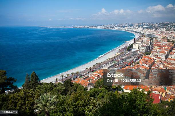 Photo libre de droit de La Plage De La Côte Dazur À Nice France banque d'images et plus d'images libres de droit de Alpes européennes - Alpes européennes, Baie - Eau, Bain de soleil