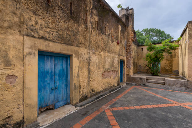 parte de la fortificación de la prisión en la isla de changuu - house residential structure colonial style landscape fotografías e imágenes de stock