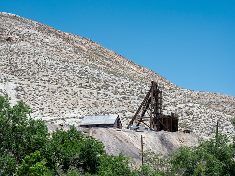 Hoist house, headframe and ore bin of the Desert Queen Mine, Tonopah, Nevada, USA. The mine produced silver with lesser amounts of gold and lead from about 1901-1929. It is now part of the Tonopah Historic Mining Park.