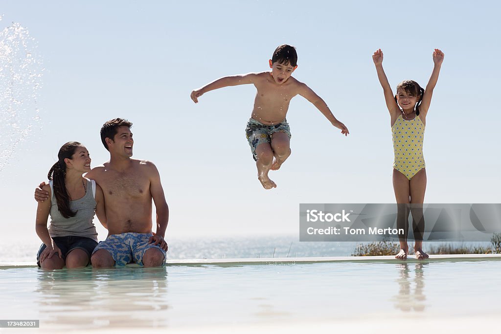 Família jogando na piscina - Foto de stock de 25-30 Anos royalty-free