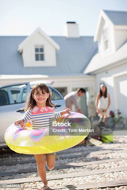 Família Desempacotar De Aluguer Na Entrada Para Automóvel - Fotografias de stock e mais imagens de Família