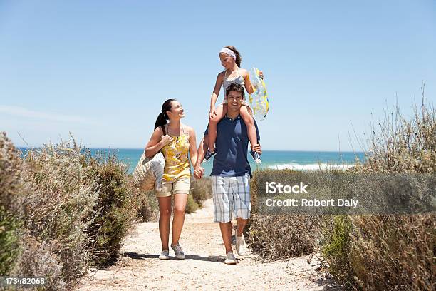 Familie Gehen Am Strandweg Zum Meer Stockfoto und mehr Bilder von Mutter - Mutter, Strandtasche, 25-29 Jahre