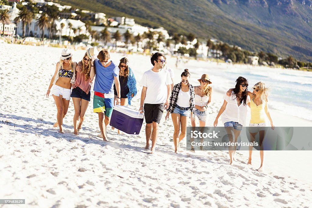 Jeunes ayant une fête sur la plage - Photo de Glacière libre de droits