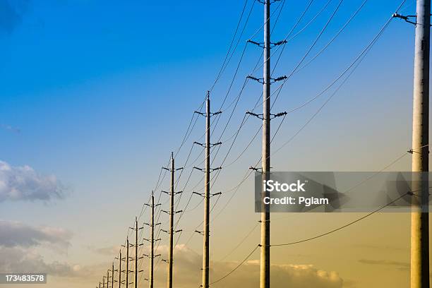 Мощность Электрической Линий — стоковые фотографии и другие картинки Линия электропередач - Линия электропередач, Без людей, Горизонтальный