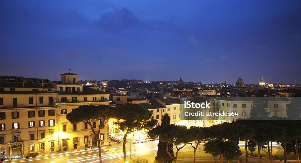 ローマの夜の街並み - イタリアのロイヤリティフリーストックフォト