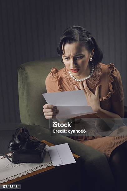 Mujer Joven Leyendo Una Carta Con Preocupado Expresión Foto de stock y más banco de imágenes de 1950-1959