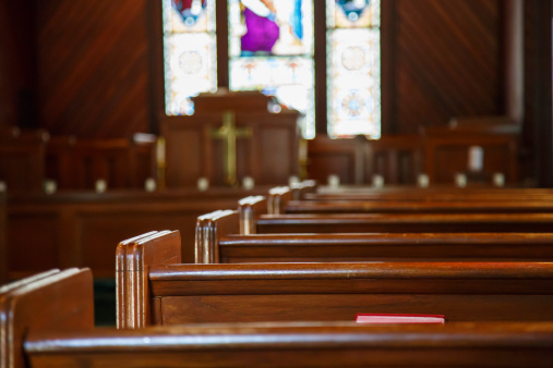 Iglesia Pews con vitrales más púlpito photo