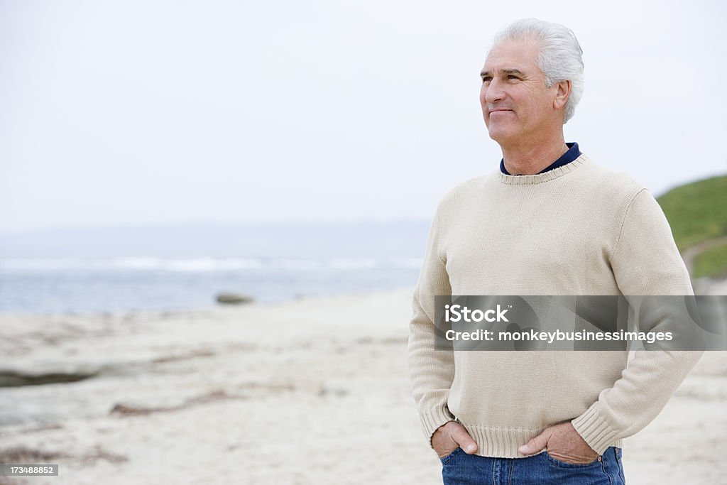 Человек на пляже с Руки в карманах - Стоковые фото 60-69 лет роялти-фри