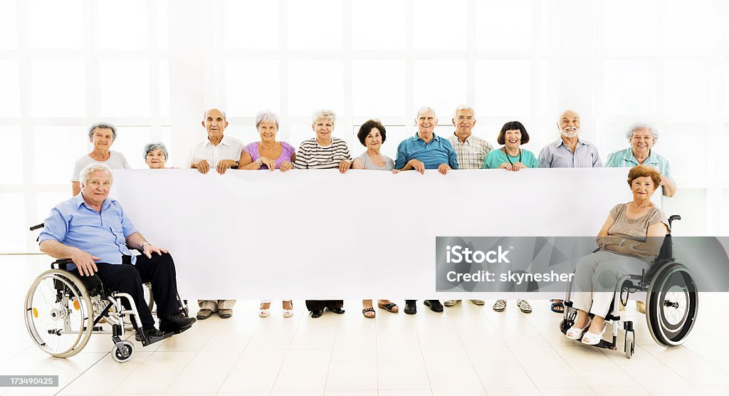 Seniores feliz segurando um banner. - Royalty-free Adulto Foto de stock