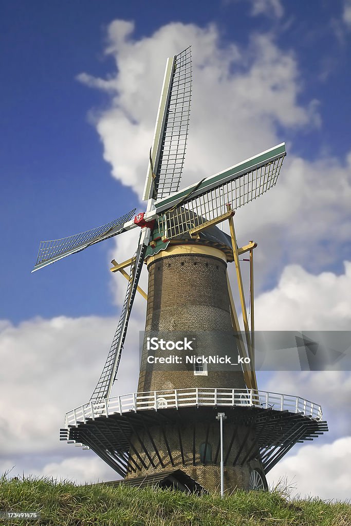 Vecchio Mulino a vento in città Gorinchem. Paesi Bassi - Foto stock royalty-free di Ambientazione esterna