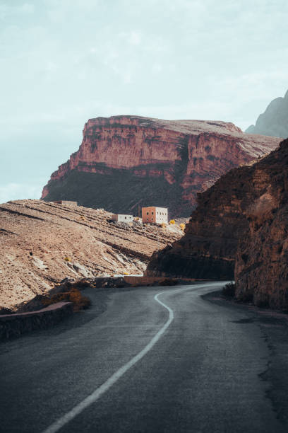 모로코의 데이즈 협곡, 아틀라스 산맥을 통과하는 구불구불한 도로 - truck desert semi truck orange 뉴스 사진 이미지