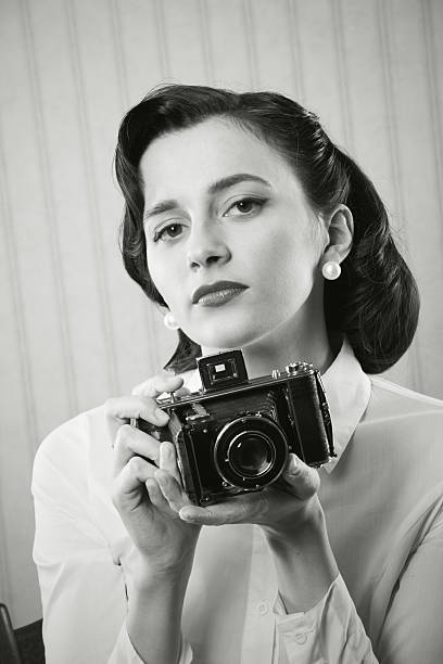 красивый бизнес женщина с старый фотоаппарат - photographer women retro revival camera стоковые фото и изображения