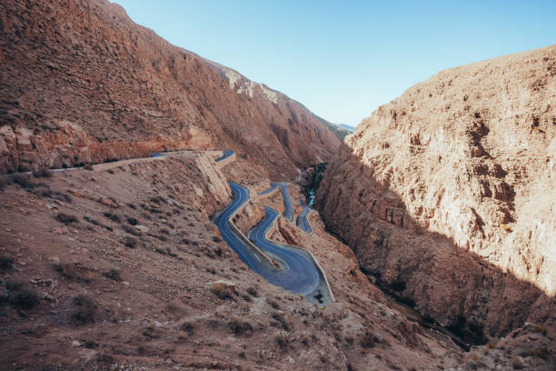 모로코의 데이즈 협곡, 아틀라스 산맥을 통과하는 구불구불한 도로 - truck desert semi truck orange 뉴스 사진 이미지