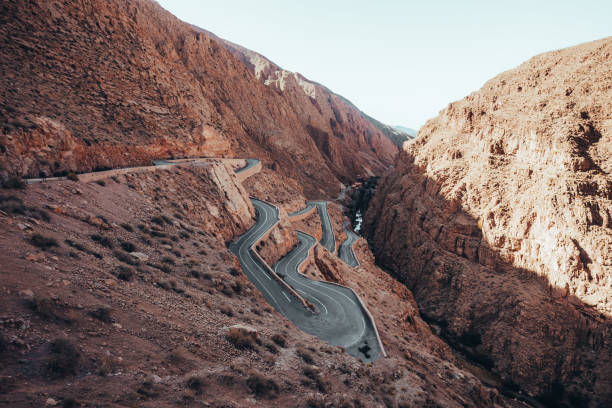 routes sinueuses à travers les gorges du dadès, montagnes de l’atlas au maroc - moroccan culture atlas mountains marrakech morocco photos et images de collection