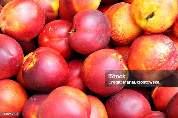 Rosso E Oro Nectarines - Fotografie stock e altre immagini di Pescanoce - Pescanoce, Alimentazione sana, Carino