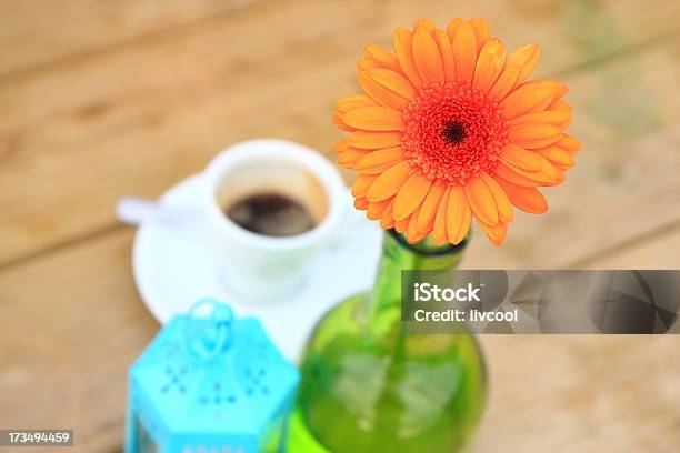 オレンジ色の花とコーヒー - オレンジ色のストックフォトや画像を多数ご用意 - オレンジ色, カップ, コーヒー