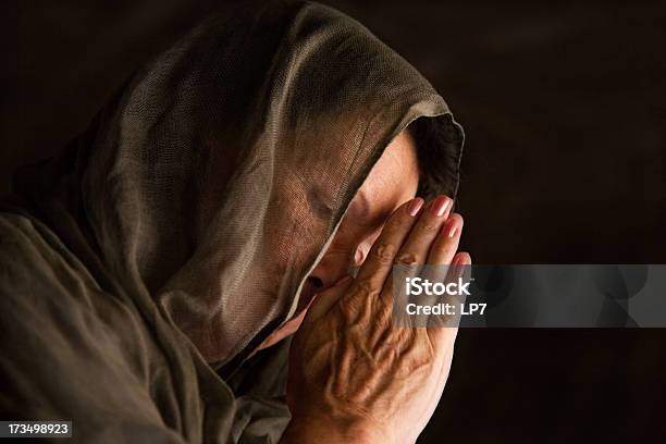 Kobieta Modlić Się Z Dłoni - zdjęcia stockowe i więcej obrazów 50-59 lat - 50-59 lat, Bóg, Chrześcijaństwo