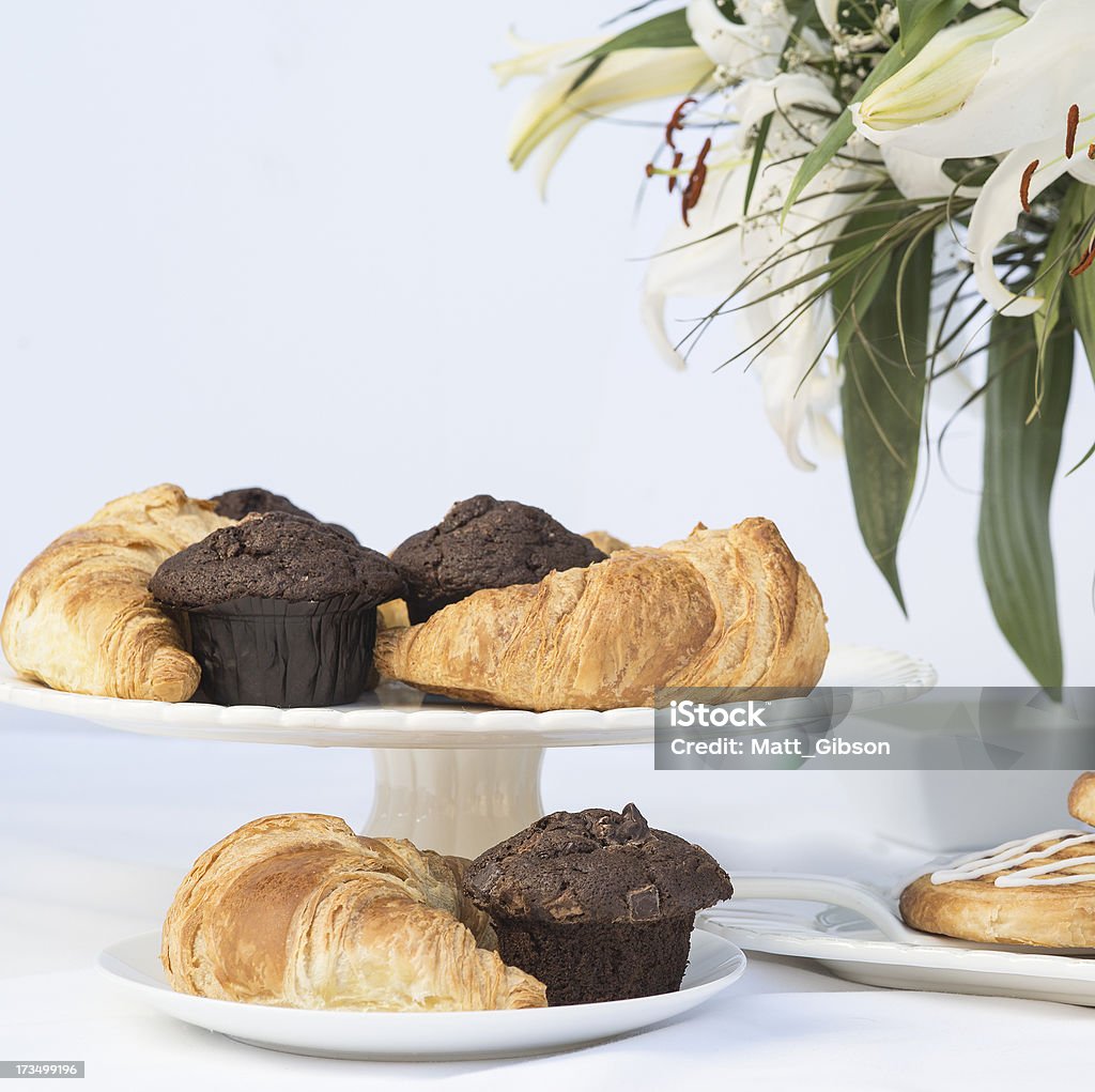Desayuno Continental Disposición de mesas con pasteles y tortas - Foto de stock de Al horno libre de derechos
