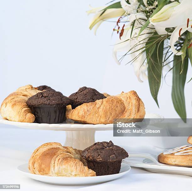 Desayuno Continental Disposición De Mesas Con Pasteles Y Tortas Foto de stock y más banco de imágenes de Al horno