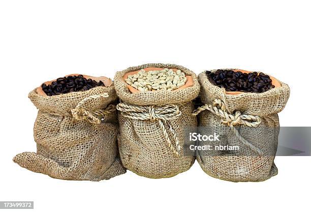 Granos De Café En Bolsa De Lona Foto de stock y más banco de imágenes de Alimento - Alimento, Arpillera, Bebida