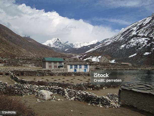 Vista Desde Dingboche Island Peak Foto de stock y más banco de imágenes de Aire libre - Aire libre, Aldea, Asentamiento humano