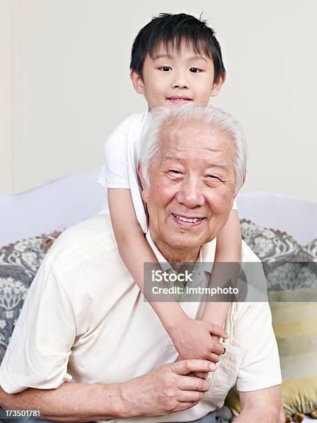 Nonno E Nipote Maschio - Fotografie stock e altre immagini di 6-7 anni - 6-7 anni, 70-79 anni, Abbracciare una persona