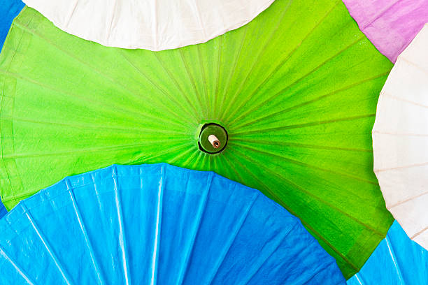 parapluies colorés, art et artisanat de chiang mai, thaïlande. - parasol umbrella asian ethnicity asian culture photos et images de collection