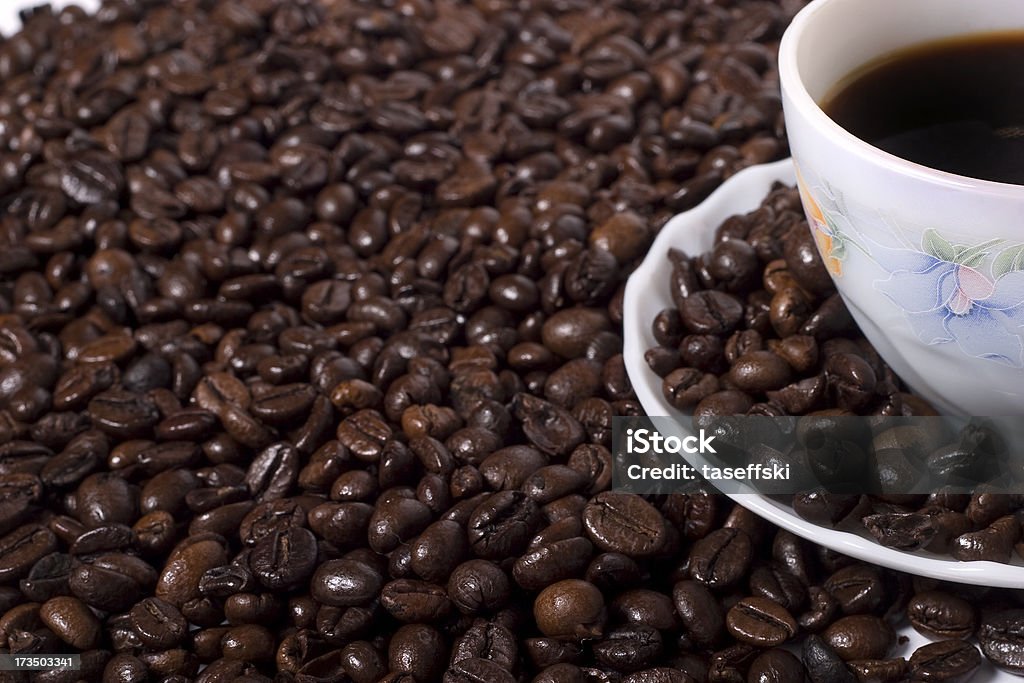 Kaffeebohnen und Kappe - Lizenzfrei Arabeske Stock-Foto