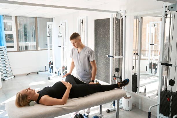 istock Smiling expectant mother at a comfortable chiropractic session 1735033877