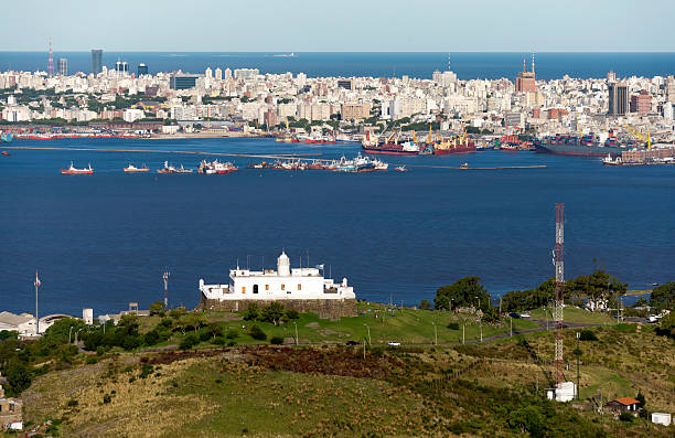 veduta aerea di montevideo, uruguay - rio de la plata foto e immagini stock