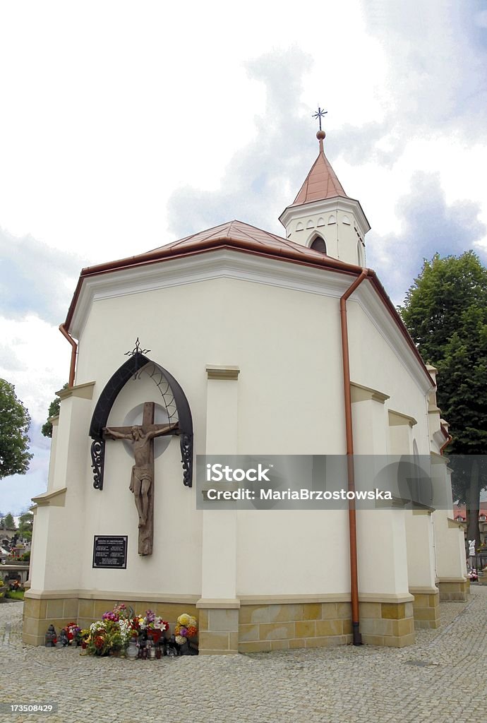 Viejo Cementerio cruz chapel milagrosos con cristo en Jaslo - Foto de stock de Capilla libre de derechos