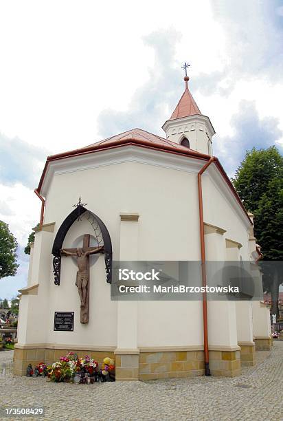 Viejo Cementerio Cruz Chapel Milagrosos Con Cristo En Jaslo Foto de stock y más banco de imágenes de Capilla