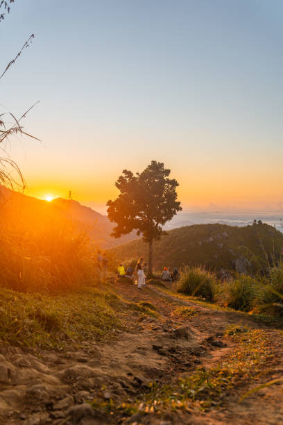 пейзаж пика маленьког�о адама во время потрясающего восхода солнца в элле, шри-ланка - малый пик адама стоковые фото и изображения