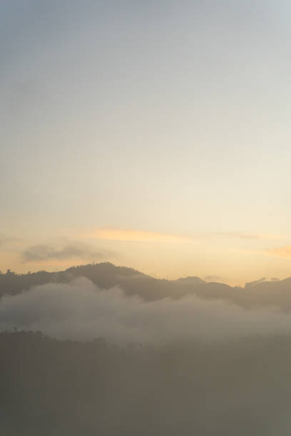 пейзаж пика маленького адама во время потрясающего восхода солнца в элле, шри-ланка - малый пик адама стоковые фото и изображения