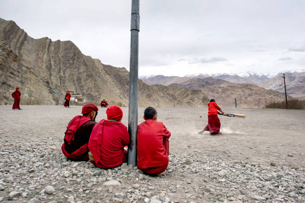 불교 승려들은 라다크(ladakh)의 레(leh) 시 근처에 있는 헤미스(hemis) 수도원 옆에서 크리켓을 하고 있습니다. 인도. - kargil 뉴스 사진 이미지