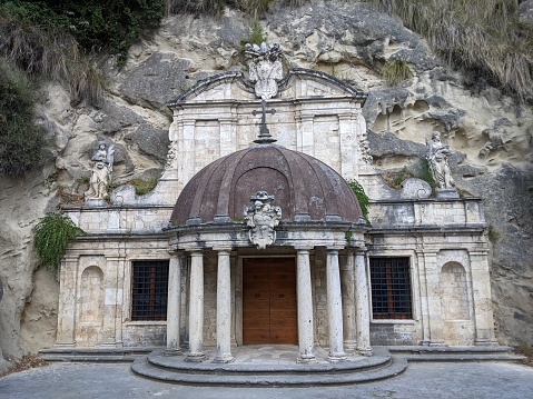 Chiesa all'interno di grotta in tufo ad Ascoli Piceno