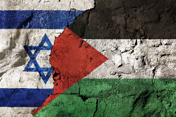 flaggen von israel und palästina überlappen sich auf einer rissigen, strukturierten gipswand - falsche malerei wände stock-fotos und bilder