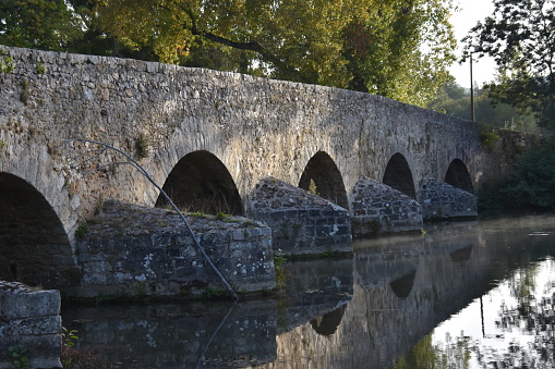 Un ancien pont en pierre avec des arches, traversant la rivière, en Sarthe, en France