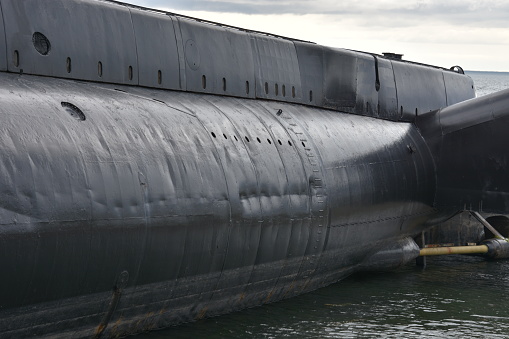 Une partie du sous-marin noir de Pointe au Père, au Québec