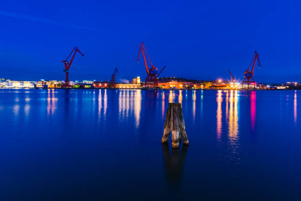 brilho noturno no porto de gotemburgo: arquitetura iluminada refletindo sobre o mar - gothenburg city urban scene illuminated - fotografias e filmes do acervo