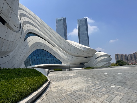 3d rendering of abstract white curved building with blue sky background.