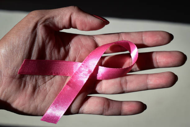 sensibilisation au cancer du sein - breast cancer women breast cancer awareness ribbon pink photos et images de collection