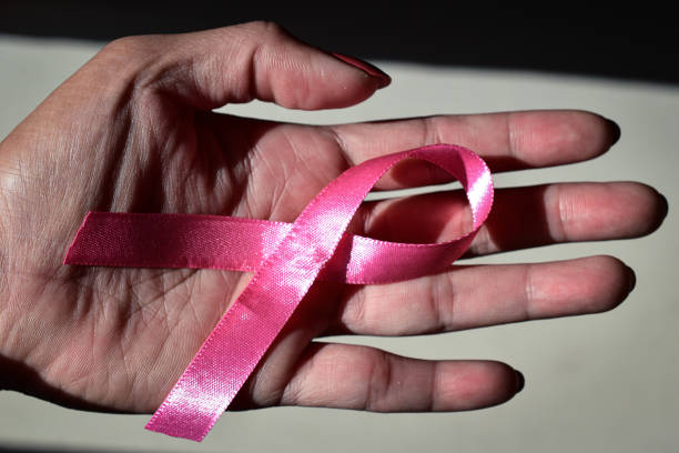 consapevolezza del cancro al seno - breast cancer cancer breast cancer awareness ribbon pink foto e immagini stock