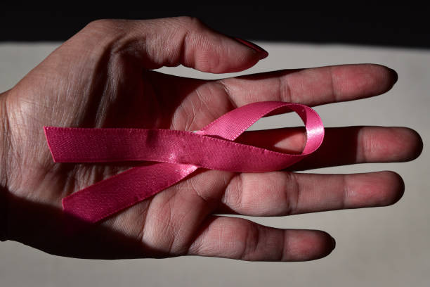 sensibilisation au cancer du sein - breast cancer women breast cancer awareness ribbon pink photos et images de collection