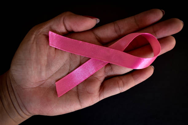 sensibilisation au cancer du sein - breast cancer women breast cancer awareness ribbon pink photos et images de collection