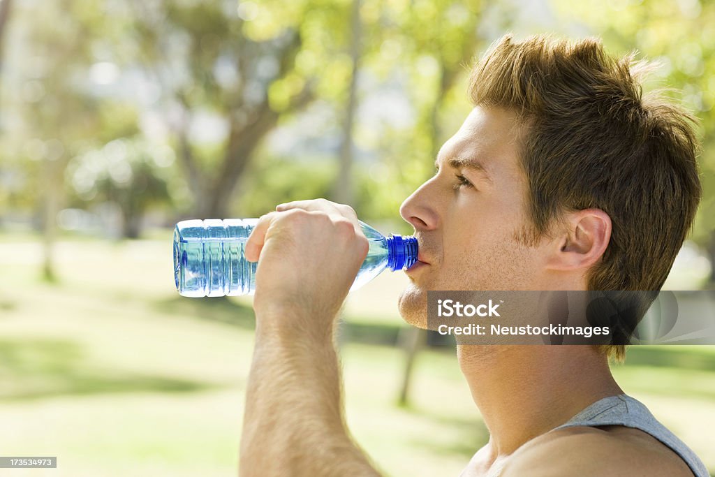 Jeune homme l'eau potable - Photo de Boire libre de droits