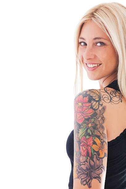 mujer con tatuajes - tattoo women back rear view fotografías e imágenes de stock