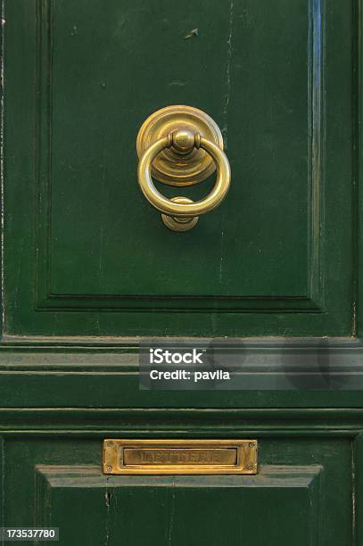 旧イタリア産木製ドアノッカー金属 - イタリアのストックフォトや画像を多数ご用意 - イタリア, クローズアップ, ドア